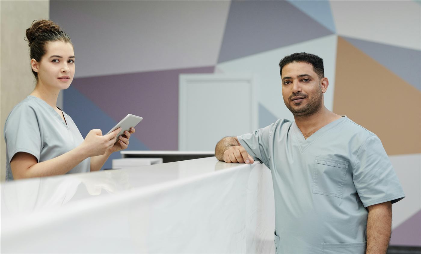 Recepção de clínica com profissionais usando tablet